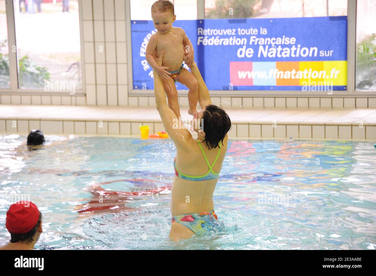 La Federation Francaise de Natation orginisait une seance de bebe nageur en presence de la Championne du monde de natation Roxana Maracineanu et de sa fille Nina au Bassin Ecole Aux Belles, 16 voie Georges Friedrich Haendel a Paris, France le 17 novembre 2010. Photo de Nicolas Briquet/ABACAPRESS.COM Foto Stock