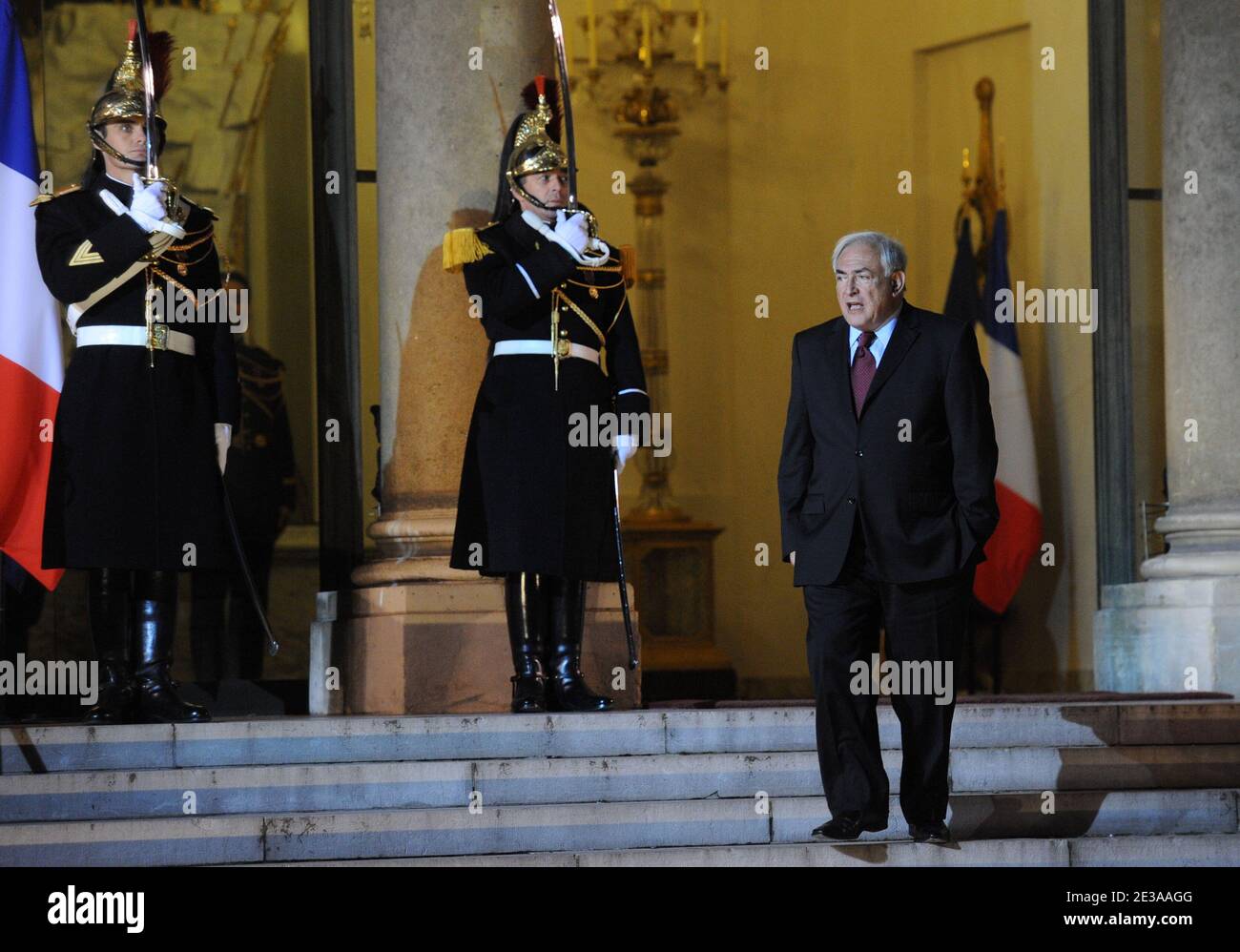 Dominique Strauss-Kahn, amministratore delegato del Fondo monetario Internazionale (FMI), lascia il Palazzo Elysee a Parigi, Francia, il 17 novembre 2010, dopo il suo incontro con il presidente francese Nicolas Sarkozy. Foto di Mousse/ABACAPRESS.COM Foto Stock