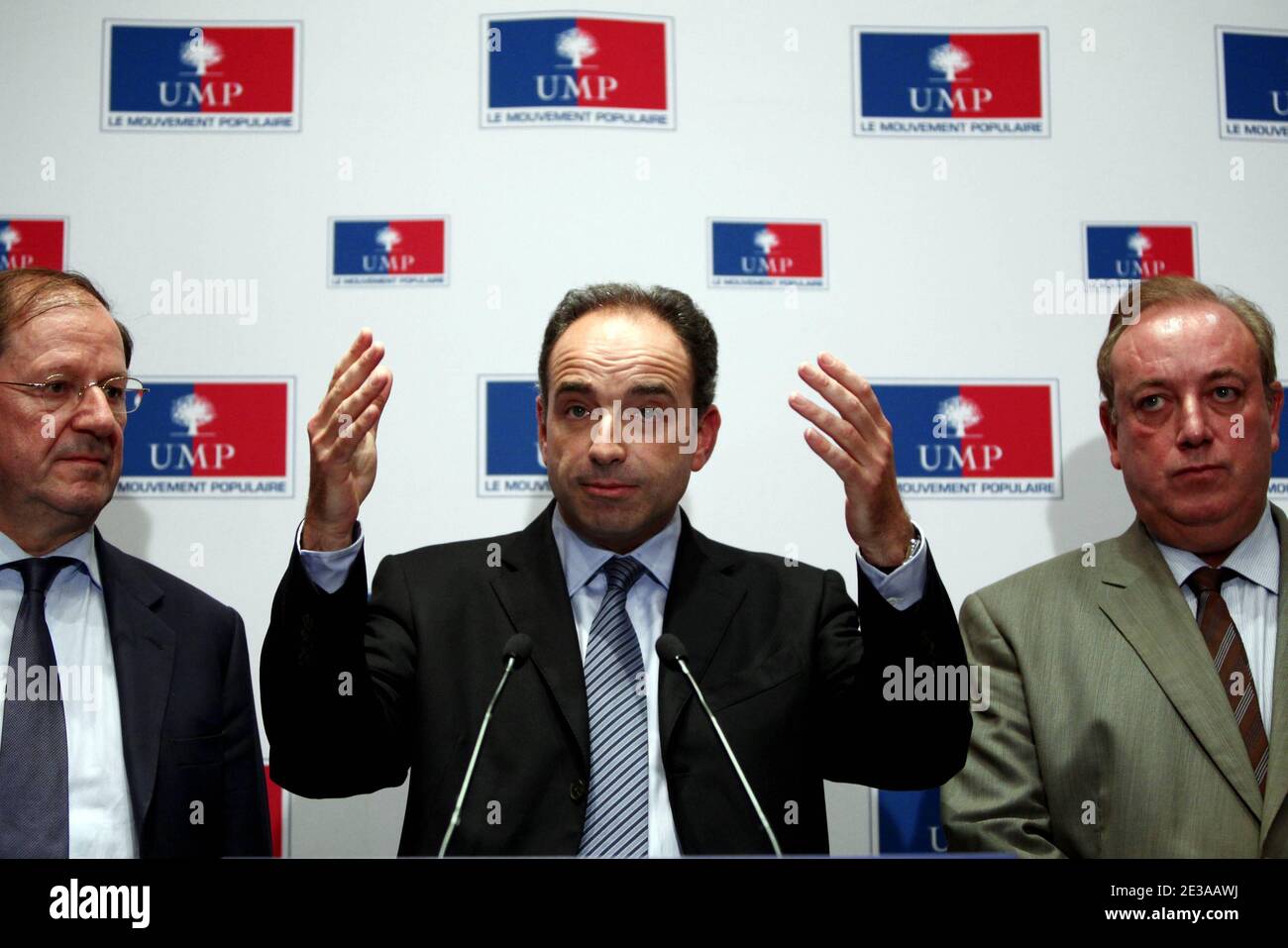 Jean-Francois Cope, affiancato da Herve Novelli e Marc-Philippe Daubresse, rispettivamente eletto segretario generale e segretario generale associato del partito presidenziale (UMP) dall'ufficio politico del partito, presenta un punto stampa presso la sede del partito UMP, a Parigi, in Francia, il 17 novembre 2010. Foto di Stephane Lemouton/ABACAPRESS.COM Foto Stock