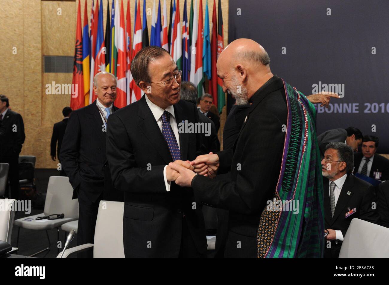 Il Segretario Generale delle Nazioni Unite Ban Ki-moon e il Presidente afgano Hamid Karzai si stringono le mani al Vertice NATO di Lisbona, Portogallo, il 20 novembre 2010. Mano fuori Foto di Nids/NATO Media Library/ABACAPRESS.COM Foto Stock