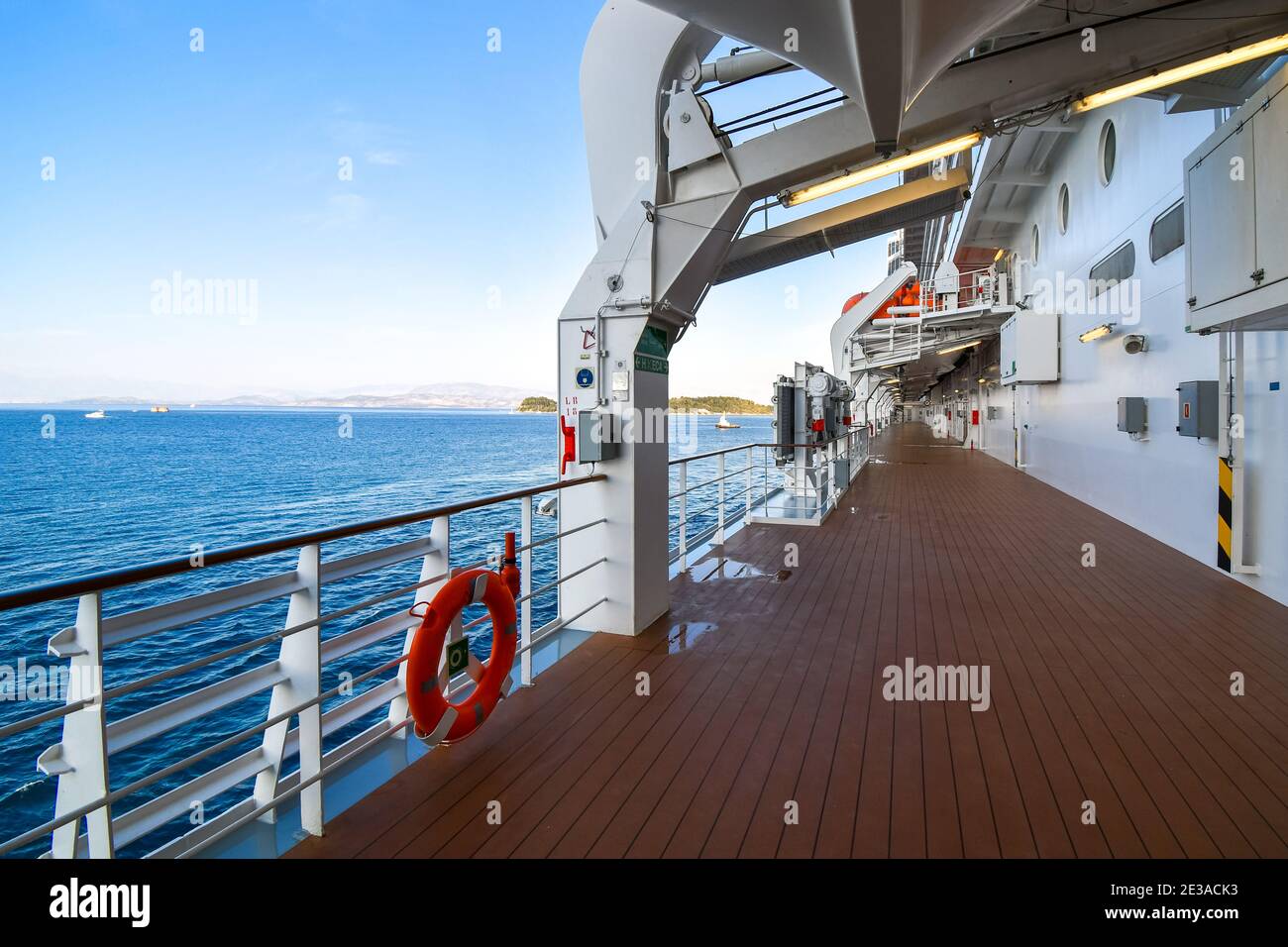 Il ponte esterno vuoto di una nave da crociera senza caratteristiche identificabili naviga sul Mar Egeo in una giornata estiva. Foto Stock