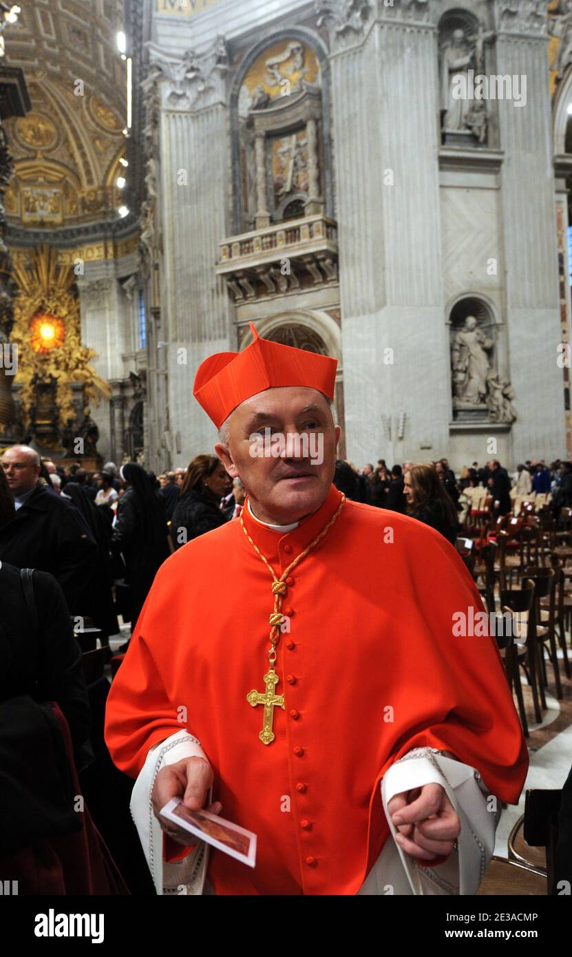 Il nuovo cardinale Kazimierz Nycz (Polonia) ha ricevuto il cappello biretta  da Papa Benedetto XVI durante la cerimonia di concistoro nella Basilica di  San Pietro in Vaticano il 20 novembre 2010. Papa