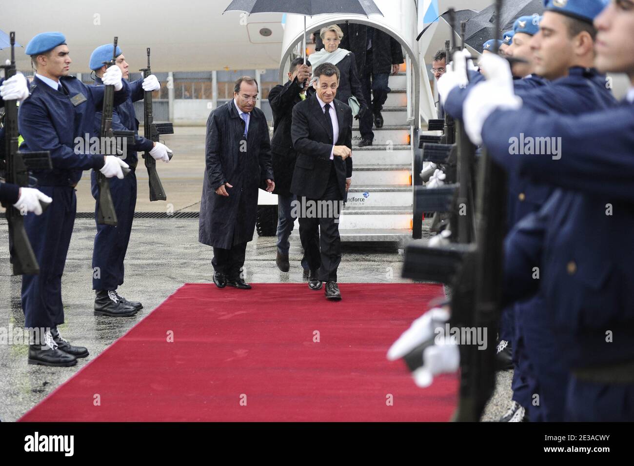 Il presidente francese Nicolas Sarkozy con il ministro degli Affari esteri ed europei francese Michele Alliot-Marie arriva all'aeroporto di Lisbona per partecipare al vertice NATO che si terrà in Portogallo il 19 novembre 2010. Foto di Elodie Gregoire/ABACAPRESS.COM Foto Stock