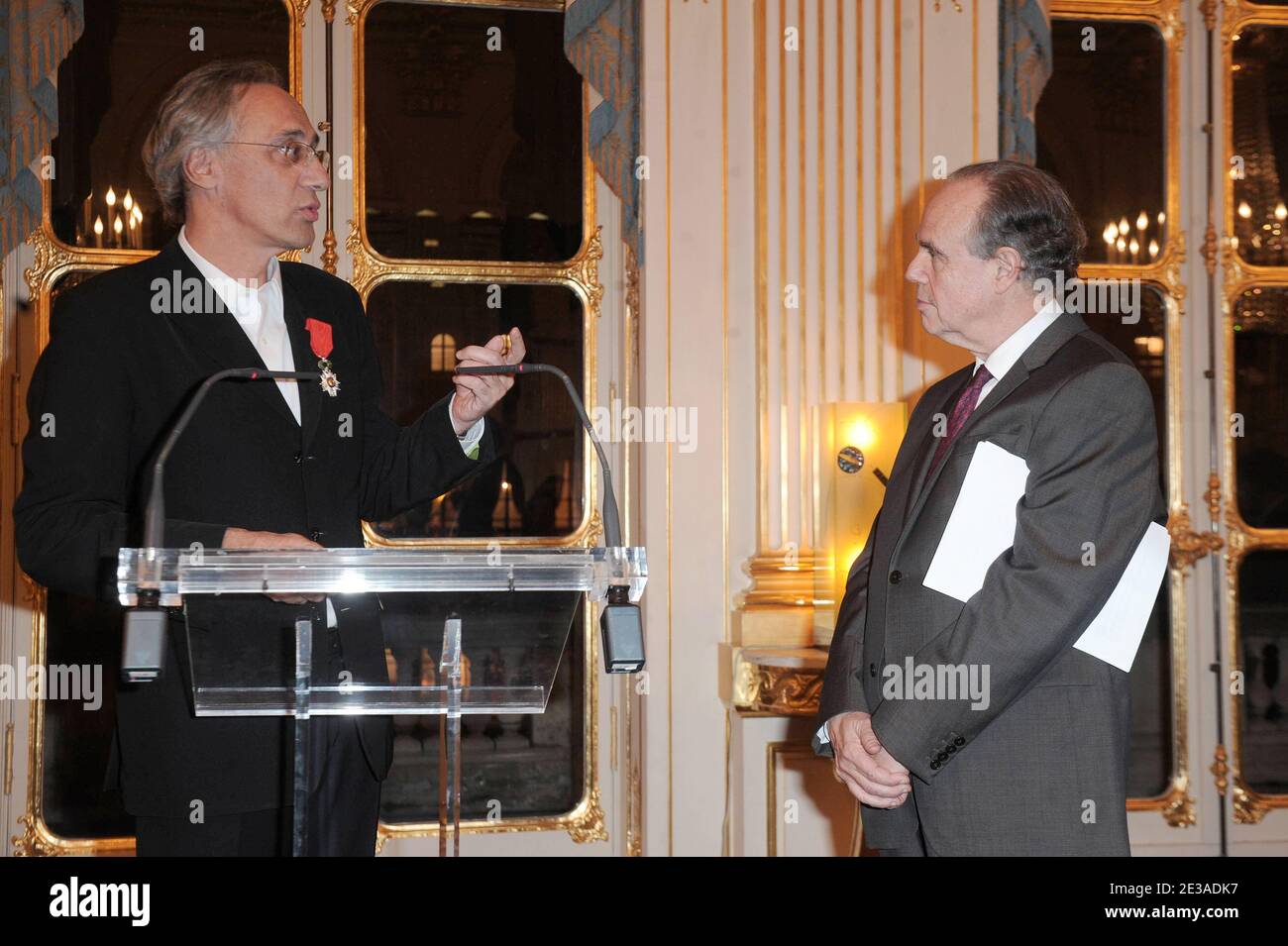 Marc Mimmam, riceve la medaglia Chevalier dans l'Ordre De la Legion d'Honneur durante una cerimonia al ministro della cultura a Parigi, Francia, il 22 novembre 2010. Foto di Giancarlo Gorassini/ABACAPRESS.COM Foto Stock