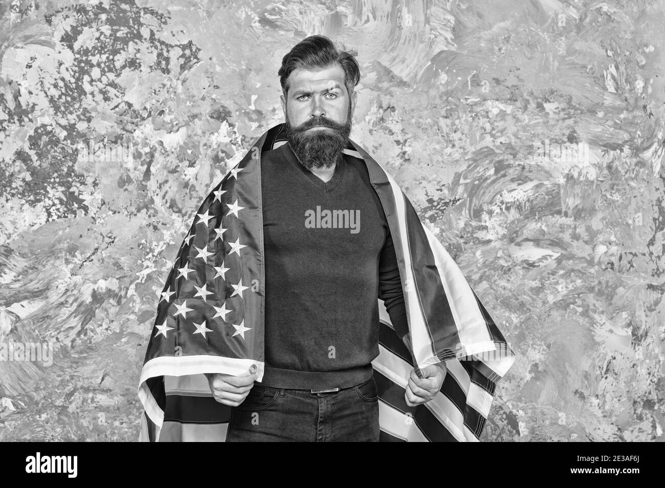 L'uomo hipster americano celebra la giornata dell'indipendenza con la bandiera nazionale, concetto di identità culturale. Foto Stock