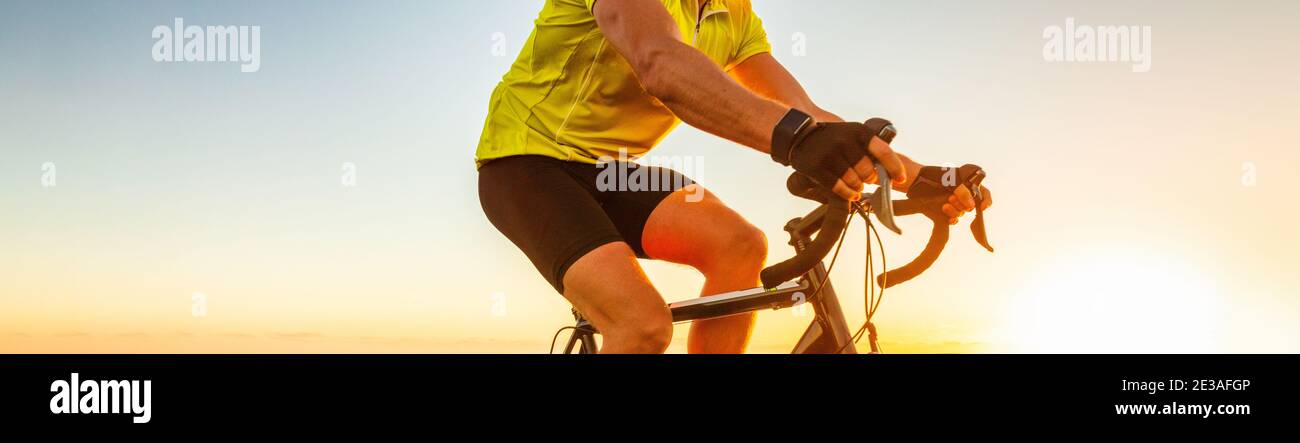 Bicicletta ciclista equitazione bici da strada con atleta smartwatch  allenamento al tramonto in bicicletta all'aperto. Sport orologio fitness  intelligente Foto stock - Alamy