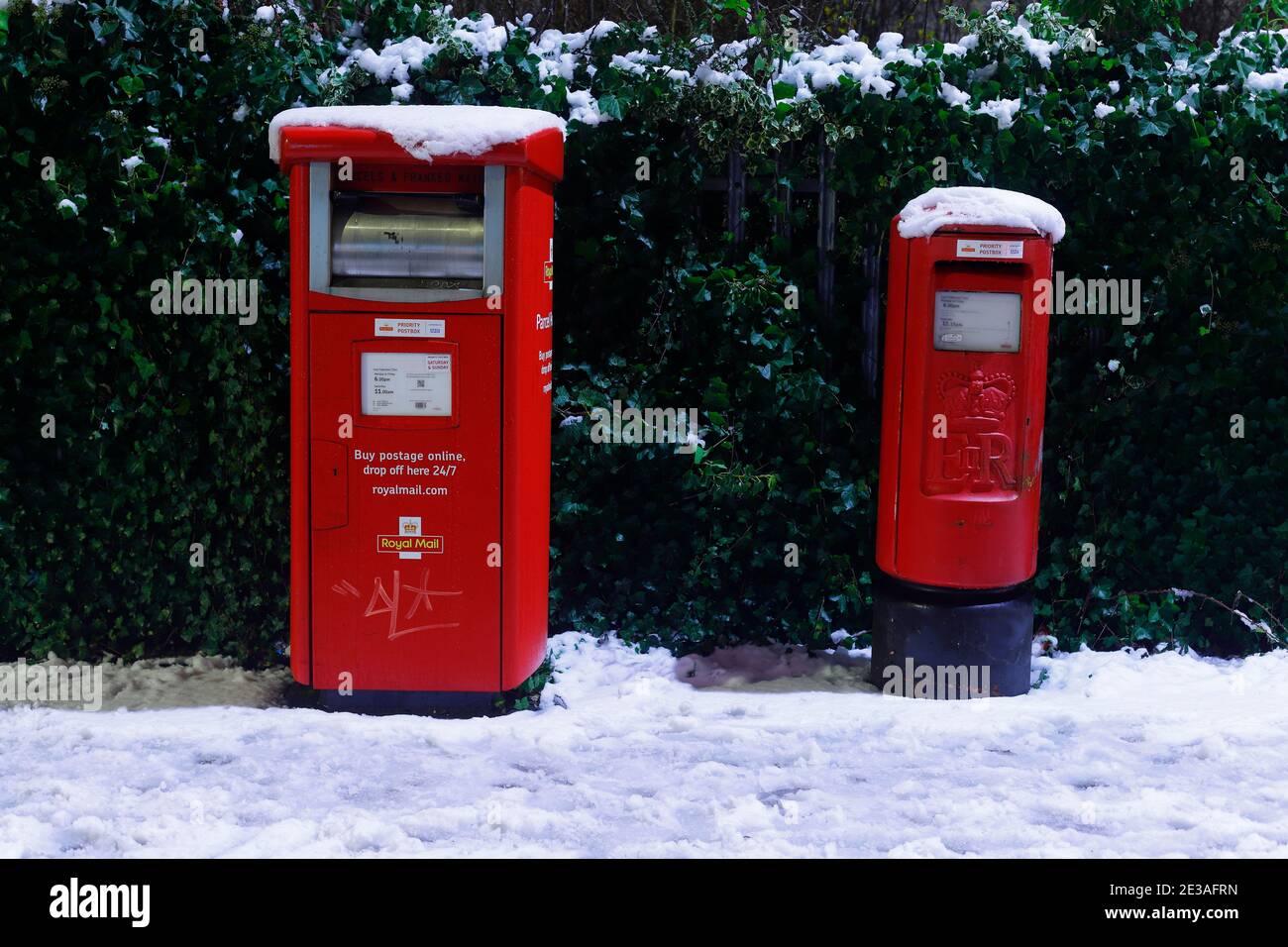 Una casella postale affrancata (a sinistra) e una casella postale reale standard coperta in Neve a Leeds Foto Stock