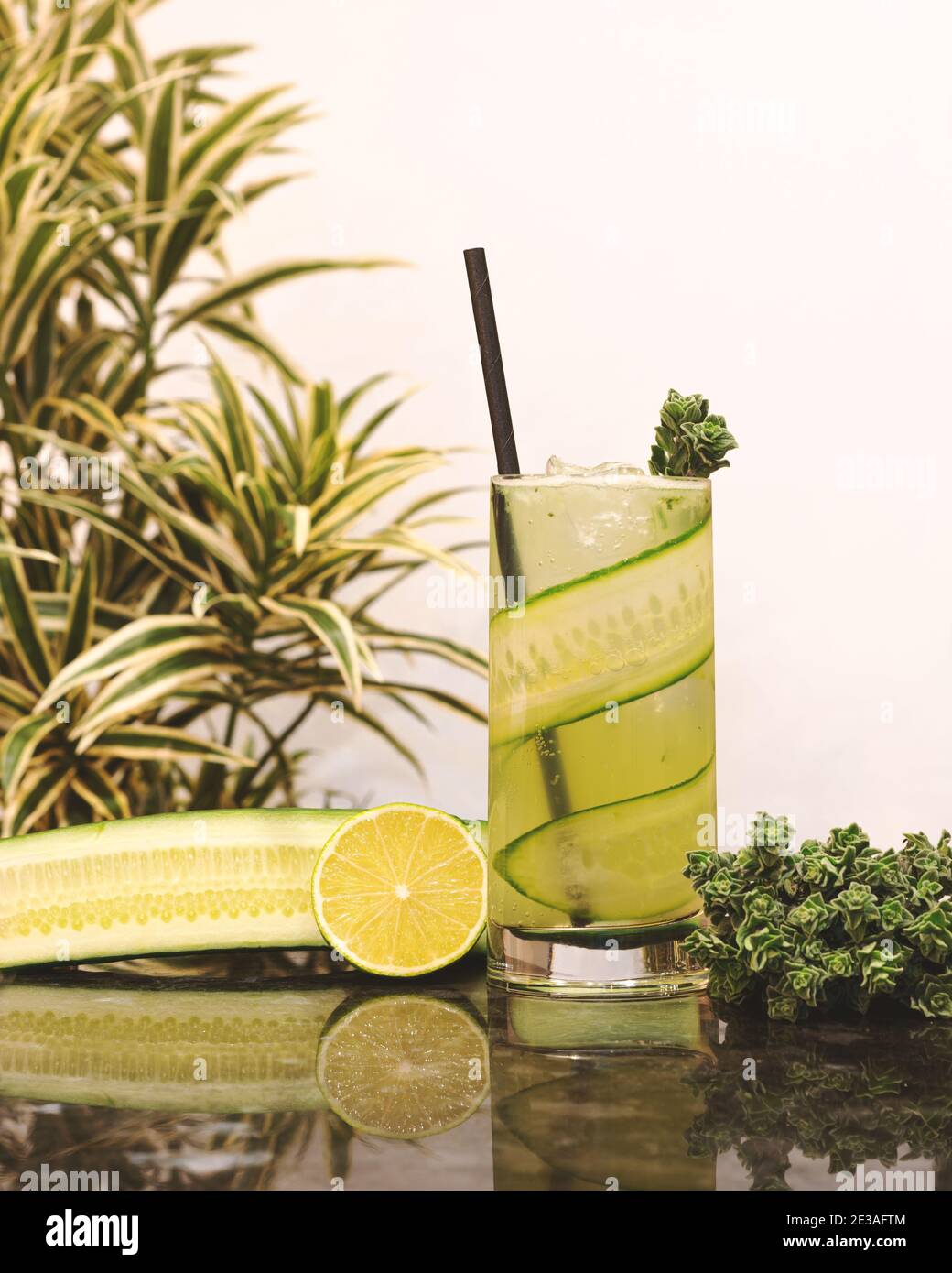 Il Cucumber Sour è un cocktail analcolico delizioso e rinfrescante. Perfetto mocktail asciutto di gennaio. Foto Stock