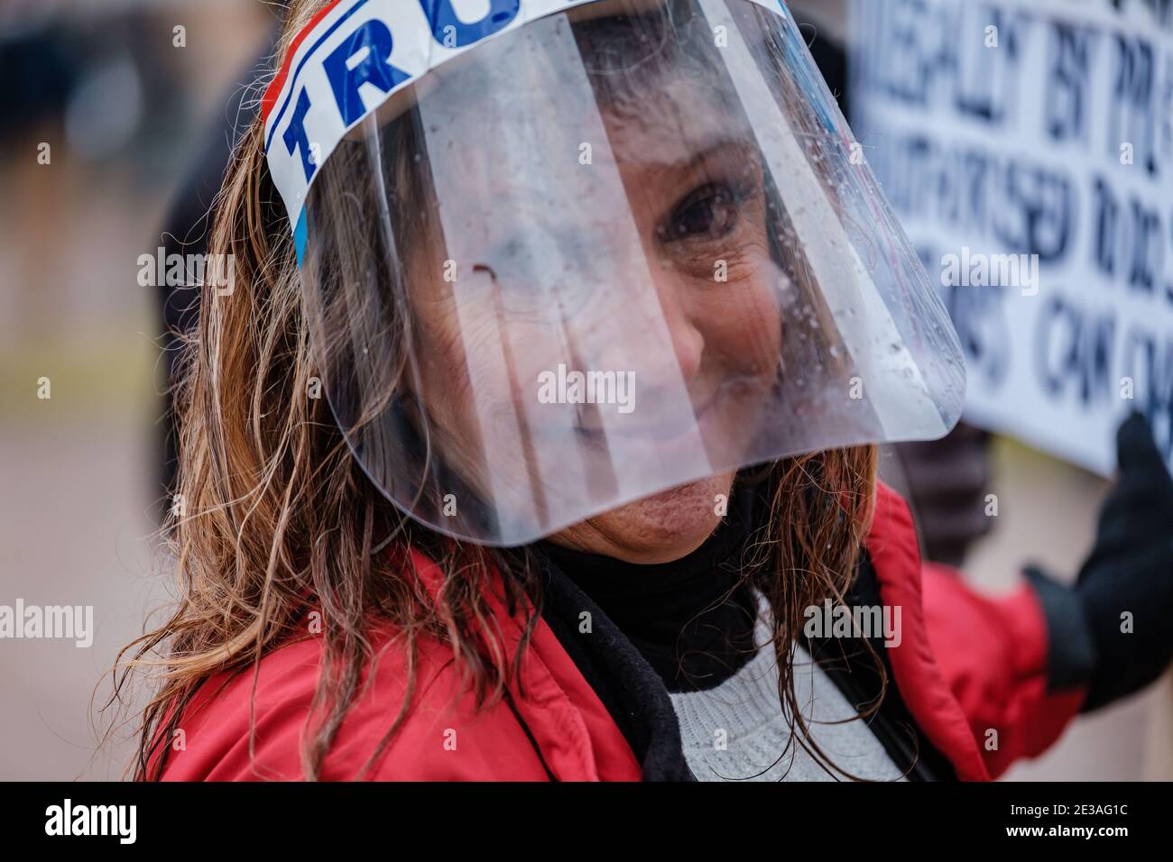 Columbus, Ohio, Stati Uniti. 17 gennaio 2021. Un sostenitore di Trump mostra il suo cartello durante un 'rifiuto di essere tacitato marzo'' previsto sul Campidoglio dello Stato dell'Ohio, domenica 17 gennaio 2021 a Columbus, Ohio. La marcia ha visto solo una mano piena di sostenitori per il presidente uscente Donald J Trump, Boogaloo Bois, i dimostranti Black Lives Matter e altri sostenitori dei diritti delle armi. I partecipanti sono stati notevolmente superati da un grande contingente di guardie nazionali dell'Ohio e di Troopers dello stato dell'Ohio. Il 6 gennaio, quando si è manifestata la ribellione presso il Campidoglio di Washington DC, sono iniziati i manifesti e i volantini elettronici Foto Stock