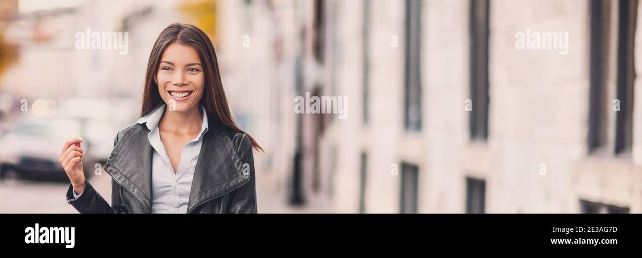 Donna asiatica modello di bellezza camminare in città urbano stile di vita banner panorama. Giovani shopping lusso viaggio sfondo Foto Stock