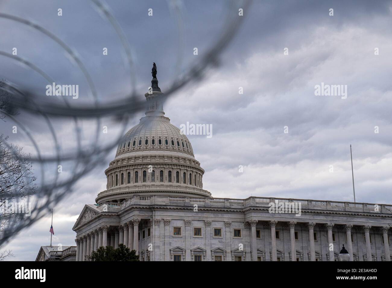 Washington, Stati Uniti. 17 gennaio 2021. Il Campidoglio degli Stati Uniti è visto attraverso rotoli di filo di rasoio in cima 8 piedi recinto permitter alto come la Guardia Nazionale assicura la zona prima dell'imminente inaugurazione per il presidente Joe Biden che ha vinto il voto elettorale del college 306 a 232 a Washington, DC Domenica, 17 gennaio 2021. La sicurezza è ancora più stretta dal 6 gennaio, quando le mob pro-Trump MAGA hanno violato il perimetro di sicurezza e penetrato nel Campidoglio degli Stati Uniti. Foto di Ken Cedeno/UPI. Credit: UPI/Alamy Live News Foto Stock