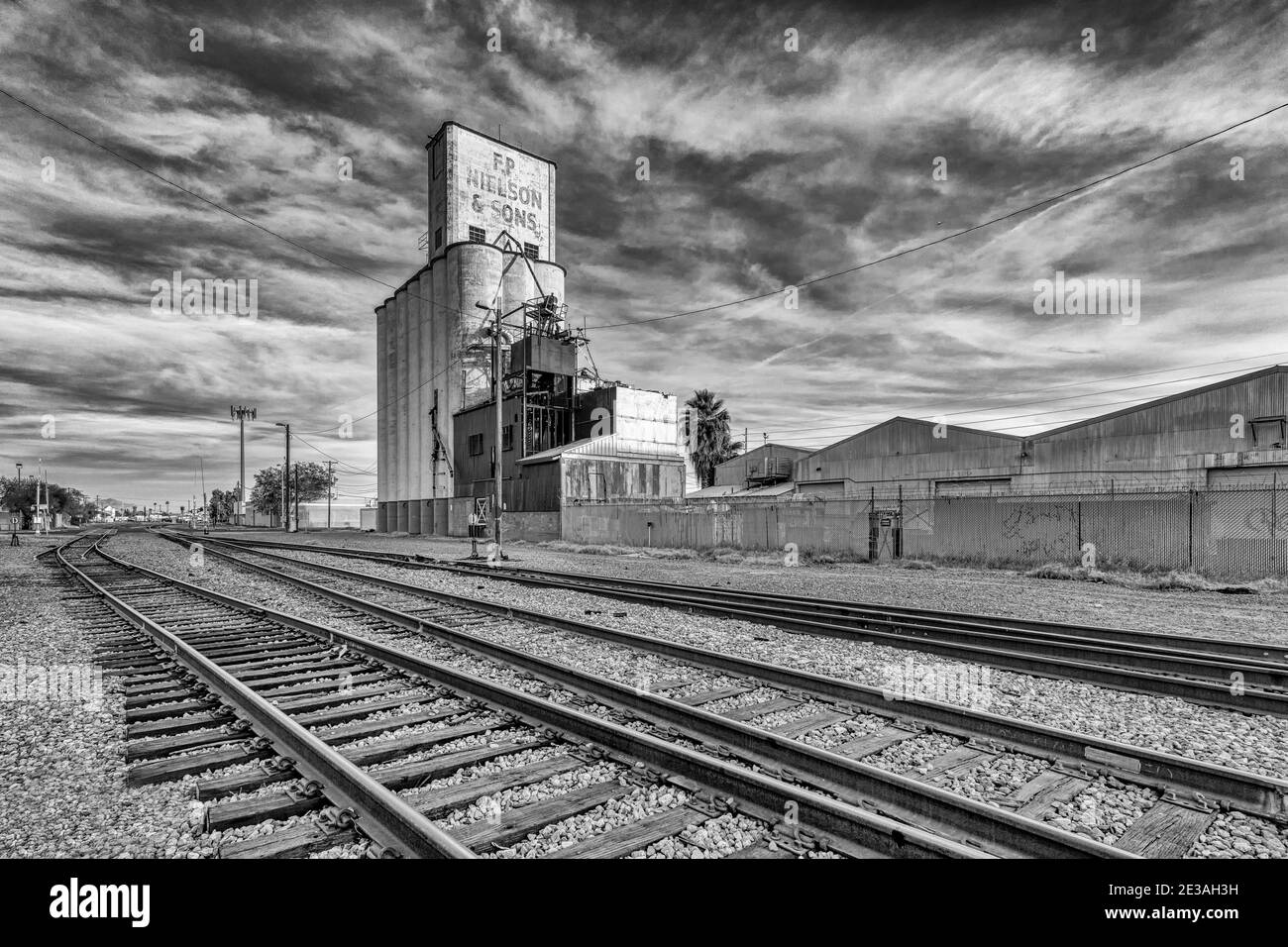 Vecchio silo di grano lungo le piste ferroviarie a Mesa, Arizona Foto Stock
