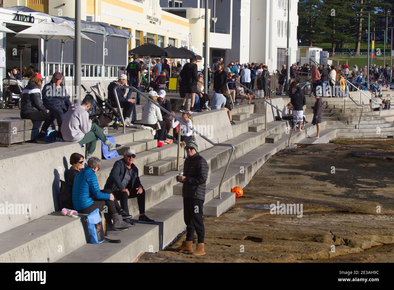 La gente si è riunita per il caffè del mattino sui gradini del Cronulla Surf Life Saving Club Cronulla Sutherland Shire Sydney New Galles del Sud Australia Foto Stock