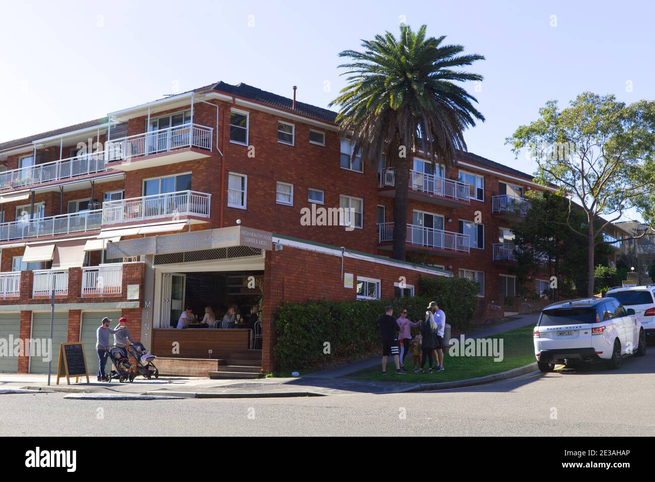 I giovani maschi spingono i prosciutti fuori dalla caffetteria di Cronulla Sutherland Shire Sydney New South Wales Australia Foto Stock