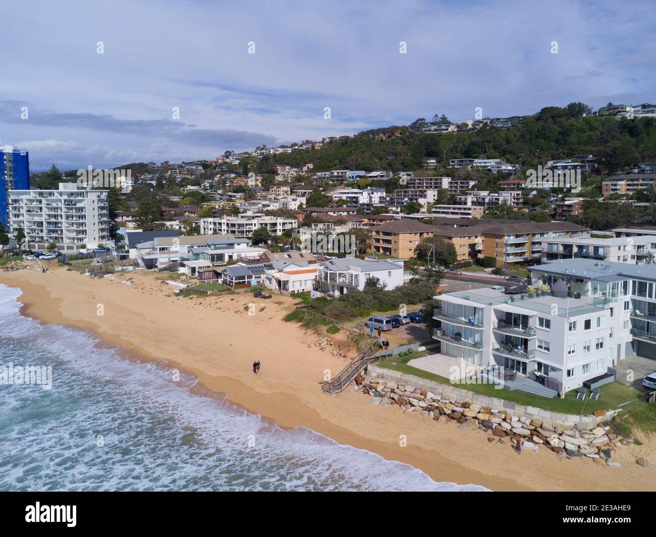 Aereo della spiaggia erosione di fronte a case di lusso E appartamenti a Collaroy Beach sulle spiagge settentrionali di Sydney Australia Foto Stock