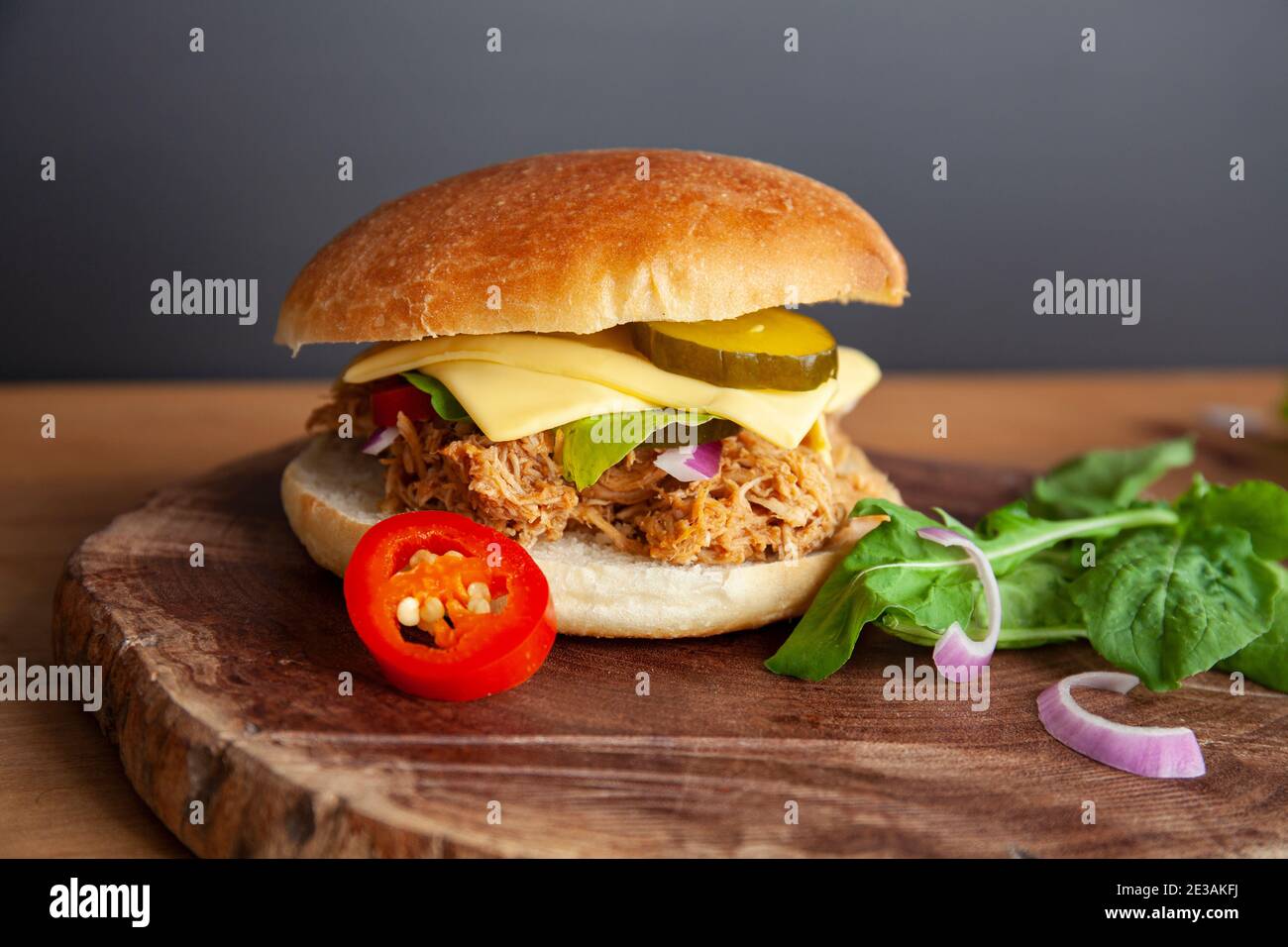 Panino di maiale fresco tirato con cetriolo sottaceto, rucola e jalapeno Foto Stock