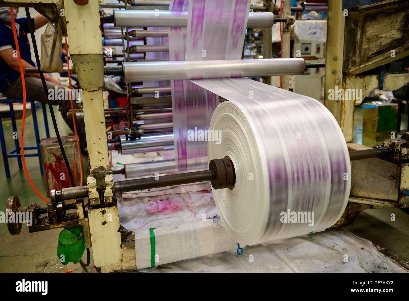 La stampa a rotocalco è in funzione, stampa a colori su sacchi di plastica. Foto Stock