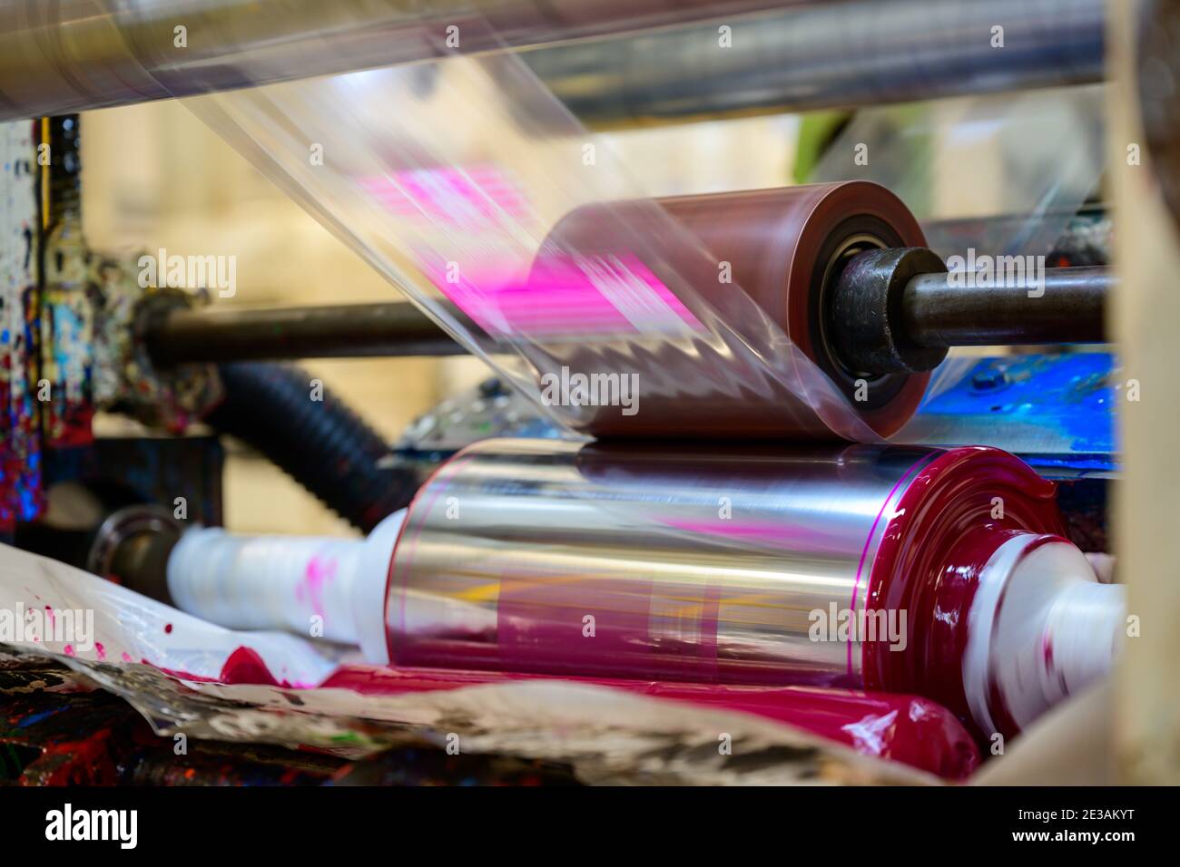 La stampa a rotocalco è in funzione, stampa a colori su sacchi di plastica. Foto Stock