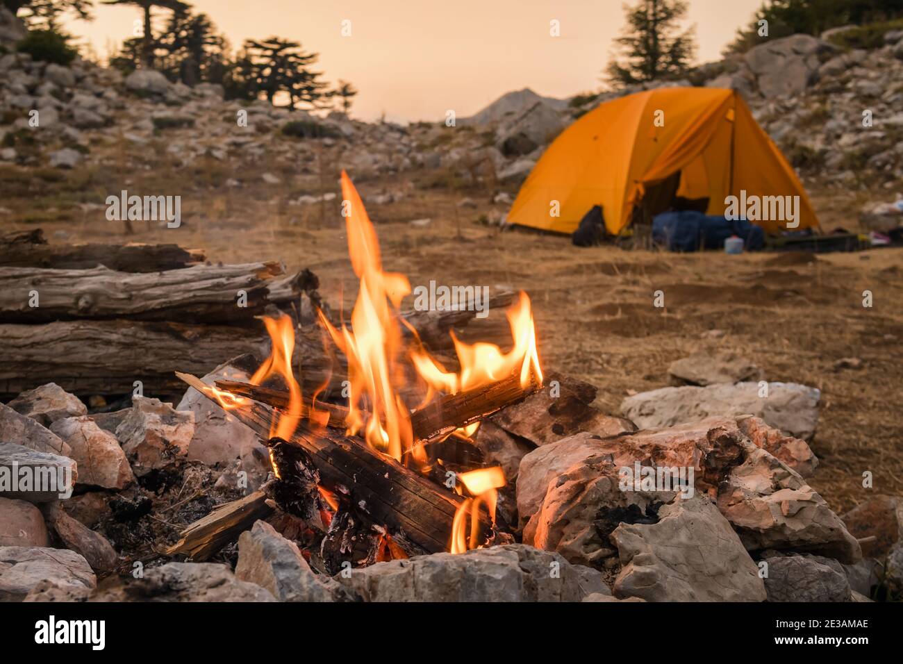 Falò che brucia in campo turistico in montagna. Foto Stock