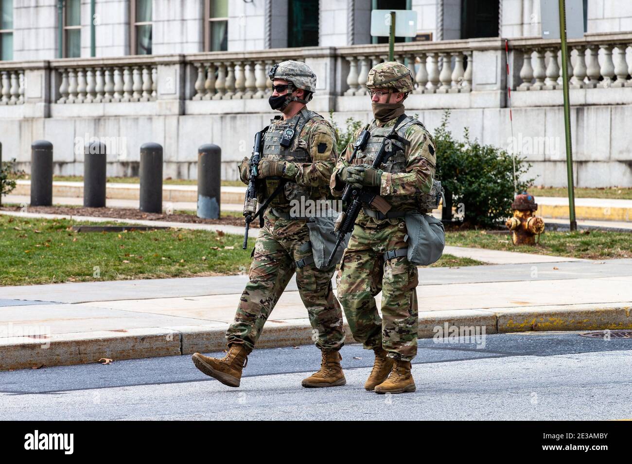 I membri della Guardia Nazionale della Pennsylvania pattugliano fuori dal Campidoglio dello Stato della Pennsylvania ad Harrisburg, Pennsylvania, il 17 gennaio 2021. (Foto di Paul Weaver/Sipa USA) Credit: Sipa USA/Alamy Live News Foto Stock