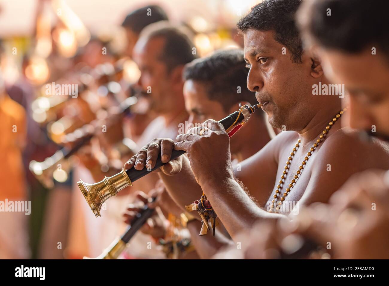 Musicisti indiani del sud tradizionali che si esibiscono durante la celebrazione del tempio a Cochin, India Foto Stock