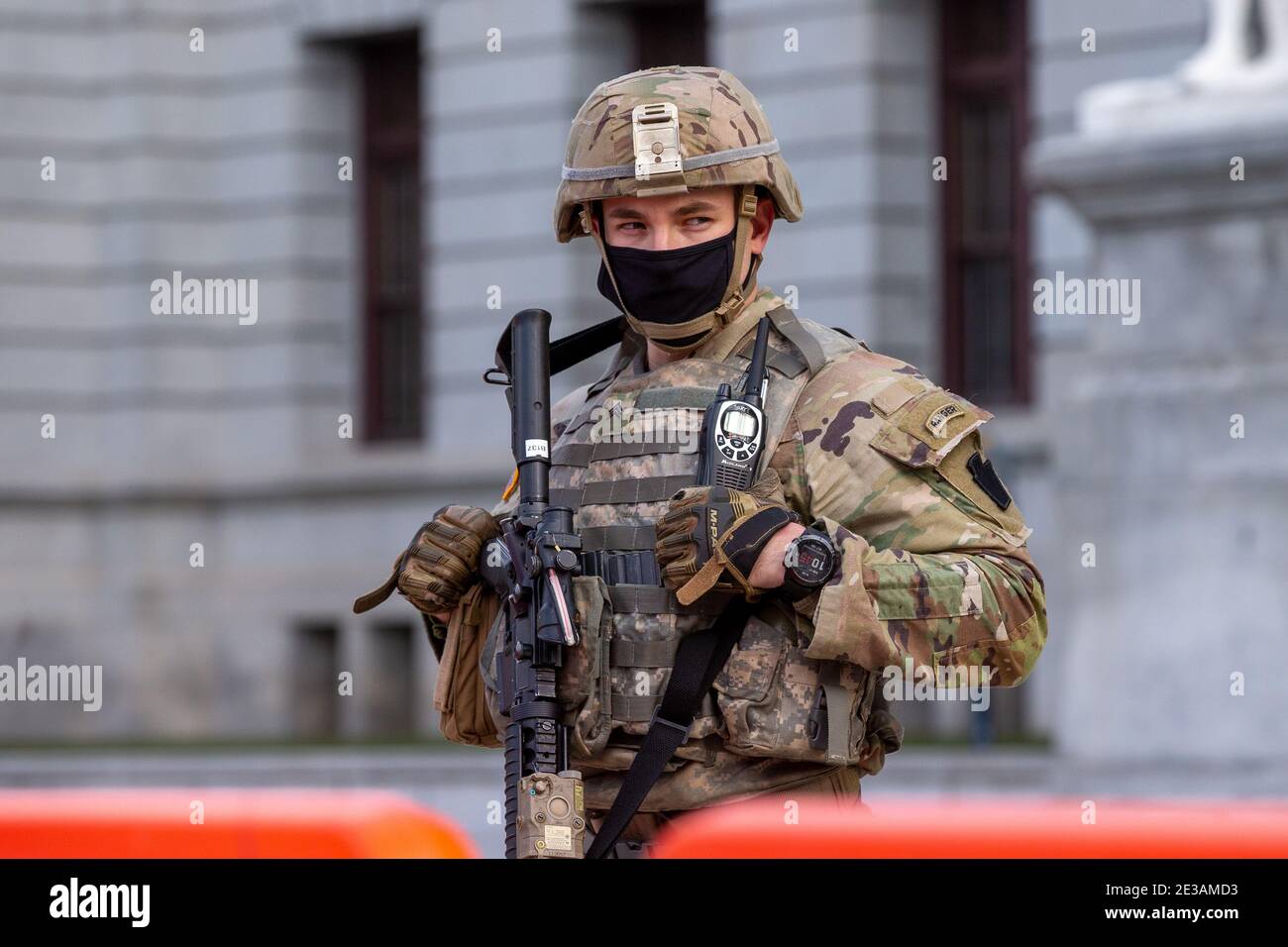 Un membro armato della Guardia nazionale della Pennsylvania protegge il Campidoglio dello stato della Pennsylvania ad Harrisburg, Pennsylvania, il 17 gennaio 2021. (Foto di Paul Weaver/Sipa USA) Credit: Sipa USA/Alamy Live News Foto Stock