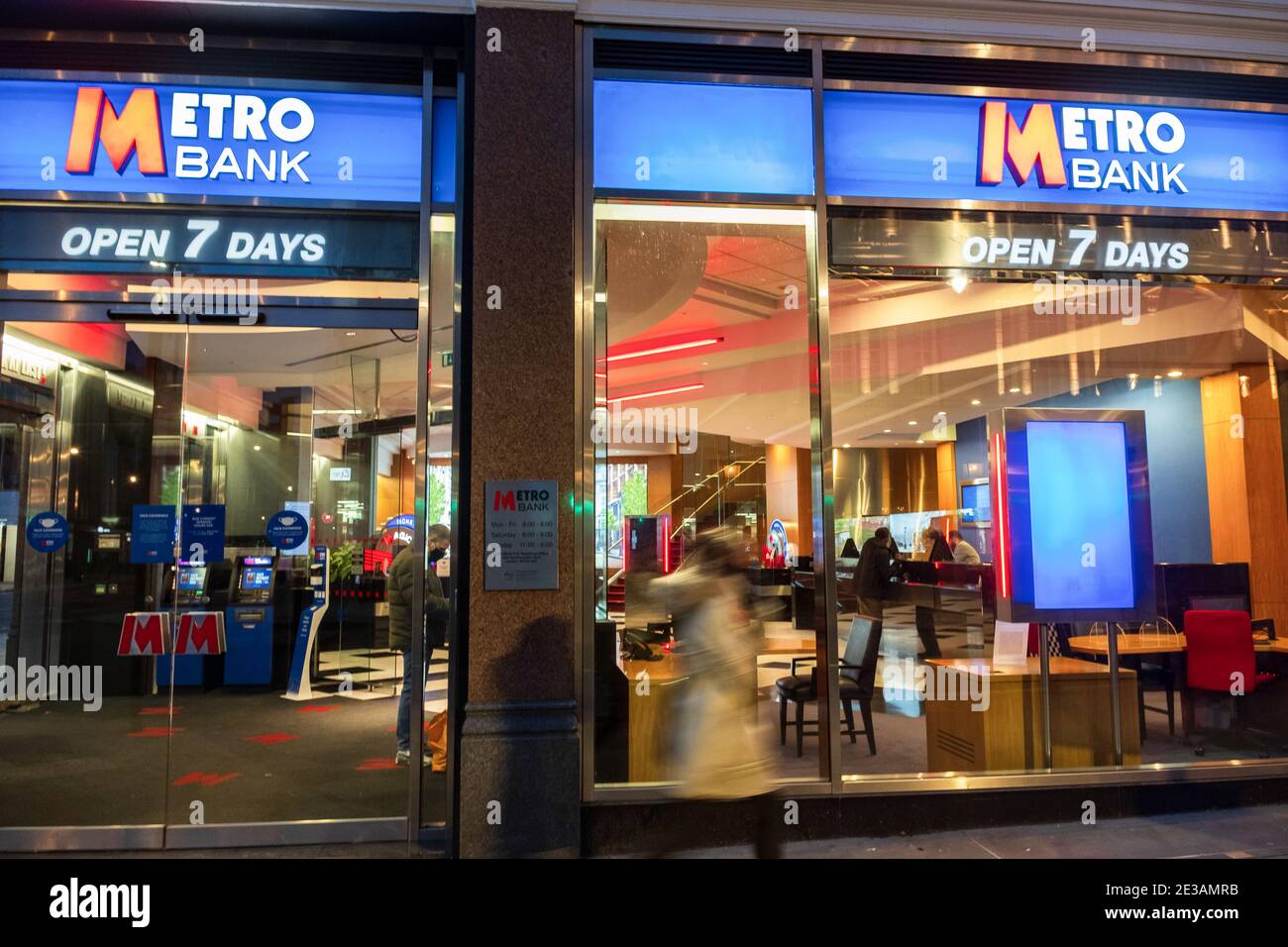 Londra, Regno Unito. 18 gennaio 2021. Una signora cammina passa metro Bank a Londra. Ultimo Covid-19 blocco slams UK proprietari di affari. Credit: SOPA Images Limited/Alamy Live News Foto Stock