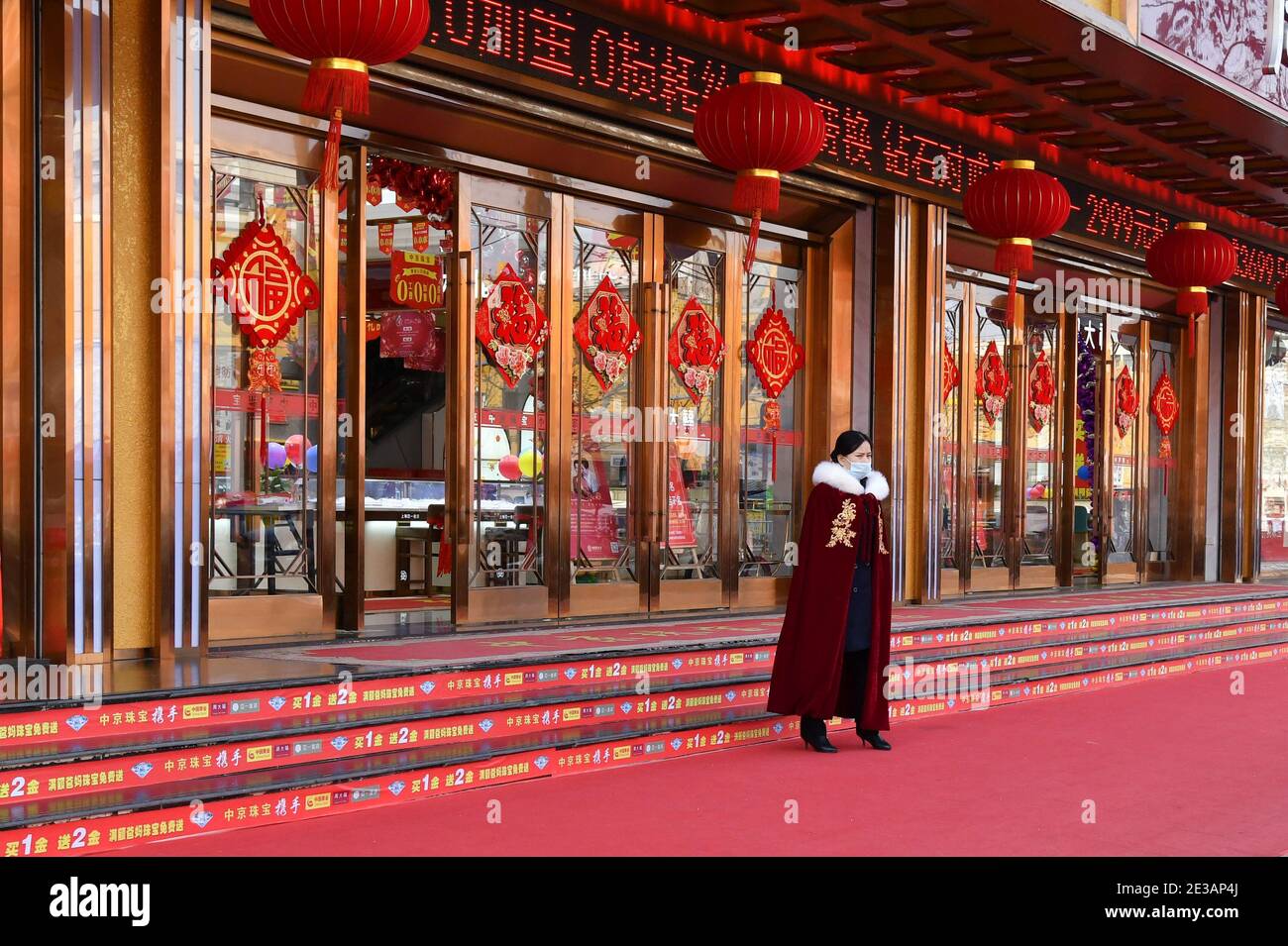 Fuyang, Cina. 17 gennaio 2021. Un dipendente che indossa un facemask stand di fronte al Chow Tai Fook gioielli store.China l'economia è cresciuta del 2.3 per cento nel 2020, il National Bureau of Statistics ha detto il Lunedi. Il PIL annuo del paese (prodotto interno lordo) è arrivato a 101.59 trilioni di yuan (15.68 trilioni di dollari) nel 2020, superando la soglia di 100 trilioni di yuan, ha detto l'NBS (National Bureau of Statistics of China). Credit: SOPA Images Limited/Alamy Live News Foto Stock