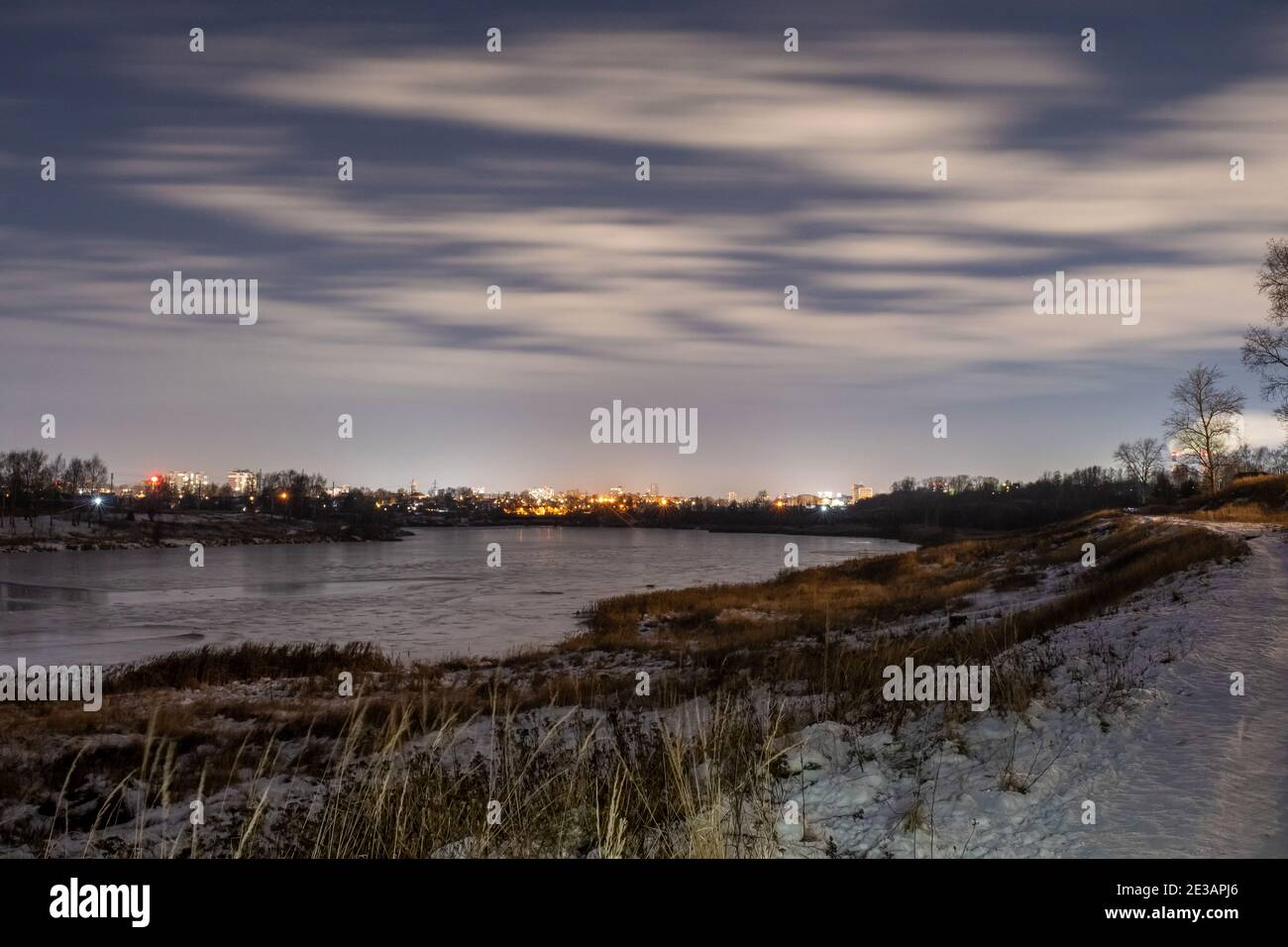 Vista della città serale di Ivanovo e il fiume Uvod in inverno, Russia. Foto Stock