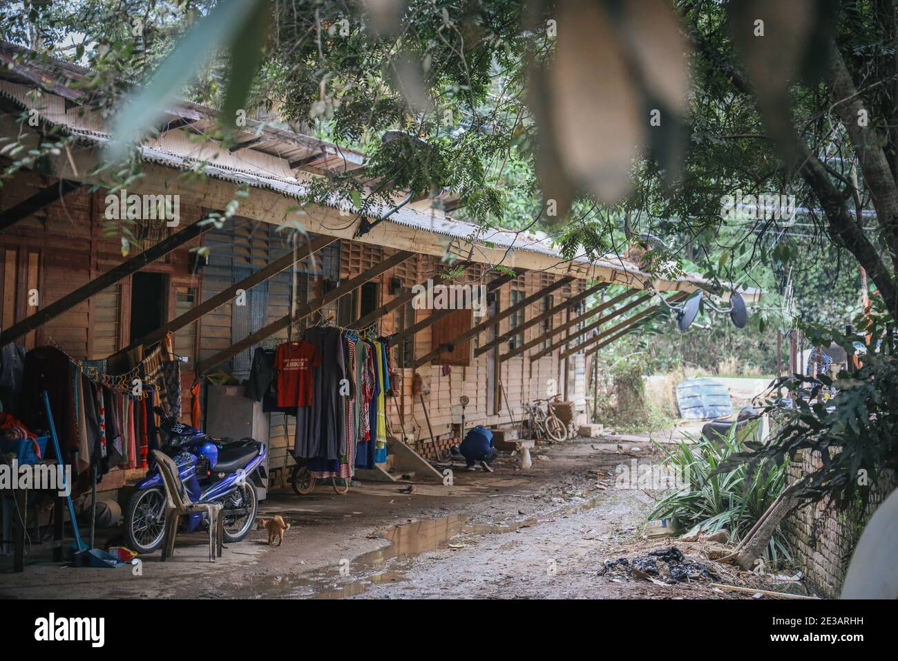 Kampung Ajai, Malesia. 17 gennaio 2021. Vestiti lasciati asciugare all'esterno in una fila di case di legno terrazza colpiti dall'acqua di inondazione in Kampung Ajai.Floods in Malesia causato da pesanti piogge monsoniche colpisce la maggior parte della Malesia peninsulare. Credit: SOPA Images Limited/Alamy Live News Foto Stock