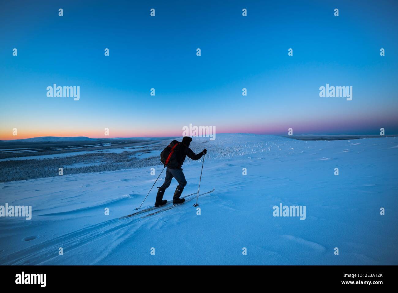 Sciare ad Aakenustunturi cadde vicino a Ylläs in Lapponia, Finlandia Foto Stock