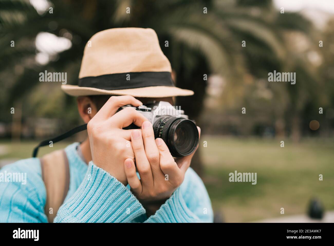 Turista asiatico con una macchina fotografica d'epoca. Foto Stock