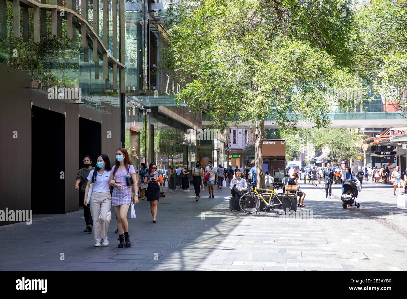 Due donne asiatiche che indossano maschere facciali durante la pandemia di covid 19 In Pitt Street, Sydney centro città, Australia Foto Stock