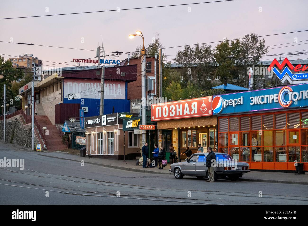 Scena di strada al mattino presto fuori della stazione ferroviaria di Irkutsk. Foto Stock