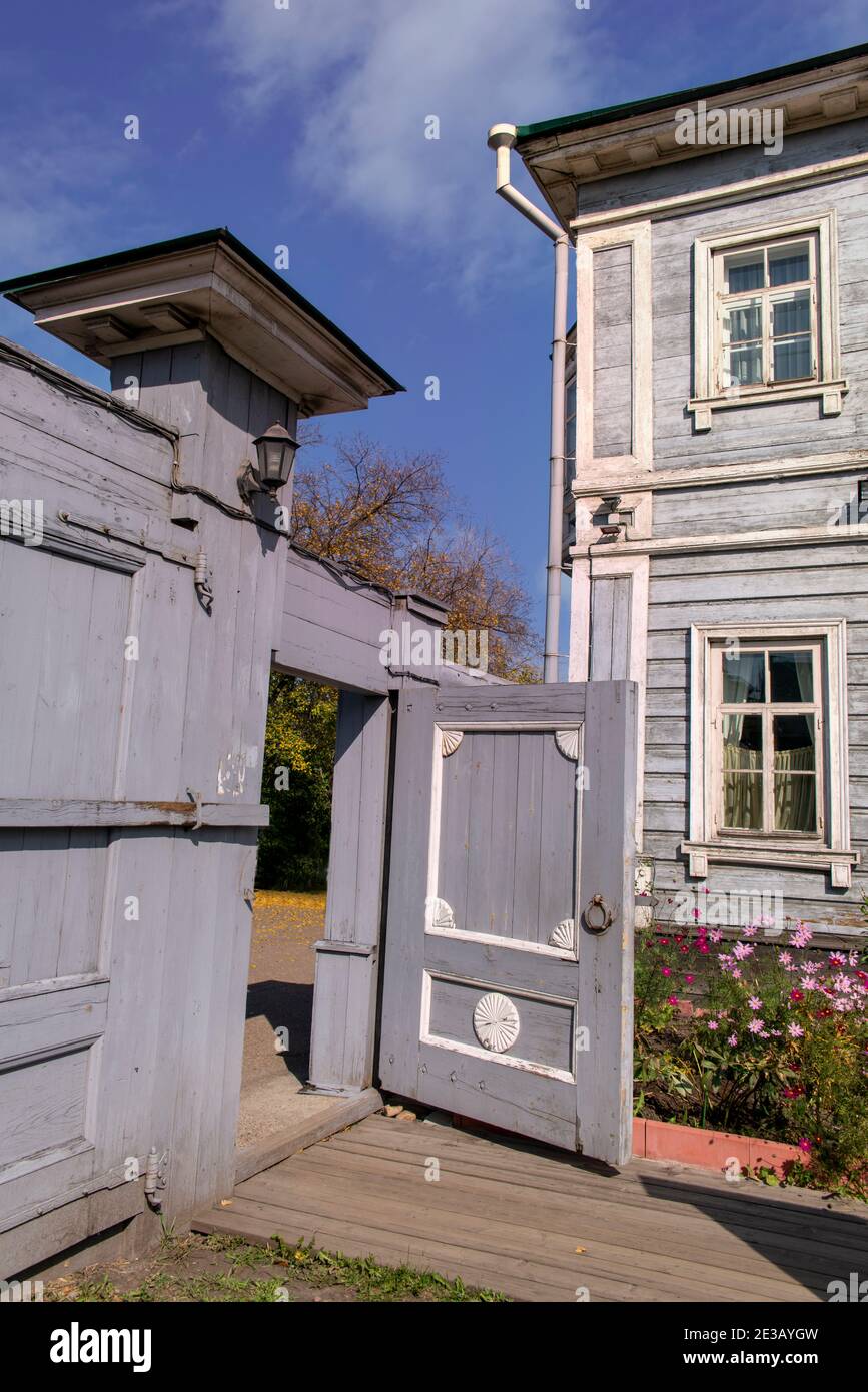 Porta d'ingresso presso la Volkonsky Manor presso il Museo Regionale dei Decembristi del Memoriale storico di Irkutsk. Foto Stock