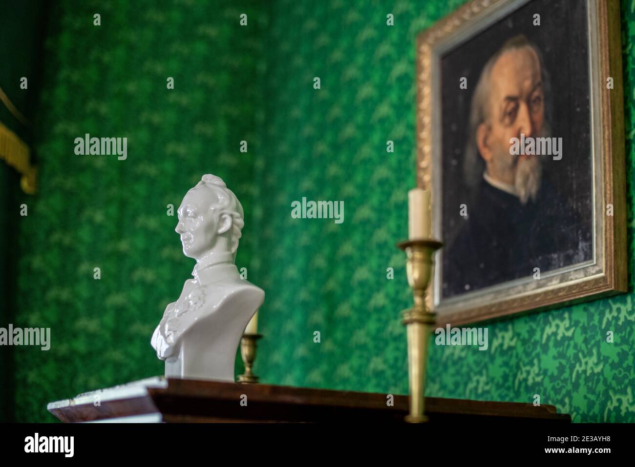 Il busto in porcellana Dcorative siede prima del portait nel Volkonsky Manor presso il Museo Regionale dei Decembrists del Memoriale di Irkutsk. Foto Stock