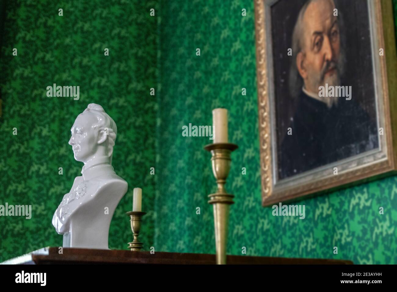 Il busto in porcellana Dcorative siede prima del portait nel Volkonsky Manor presso il Museo Regionale dei Decembrists del Memoriale di Irkutsk. Foto Stock