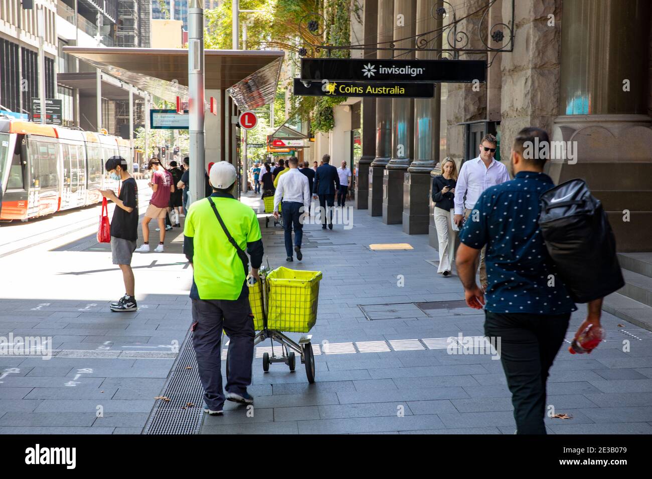 Australia Postman del dipendente con carrello di consegna della posta che consegna la posta Nel centro di Sydney, NSW, Australia Foto Stock