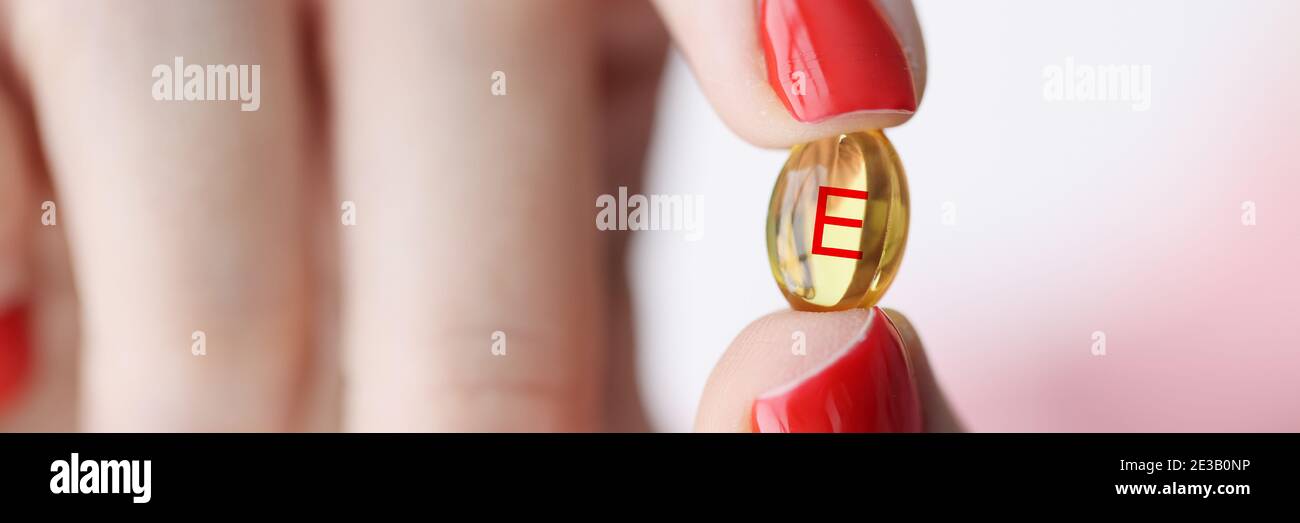 Capsula femminile con vitamina E. Foto Stock