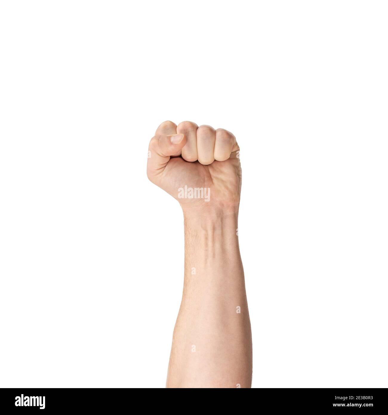 Mostrare il protester di primo in su che tiene la mano isolato su sfondo bianco. Gesti delle mani dell'uomo isolati su bianco. Pugno di maschio aggraffato. Mano dell'uomo con una f Foto Stock