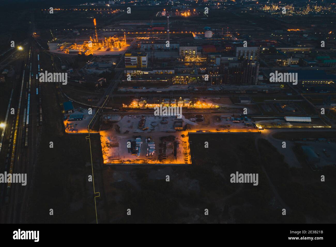 Impianto chimico, vista aerea notturna sulla fabbrica russa con luci notturne Foto Stock