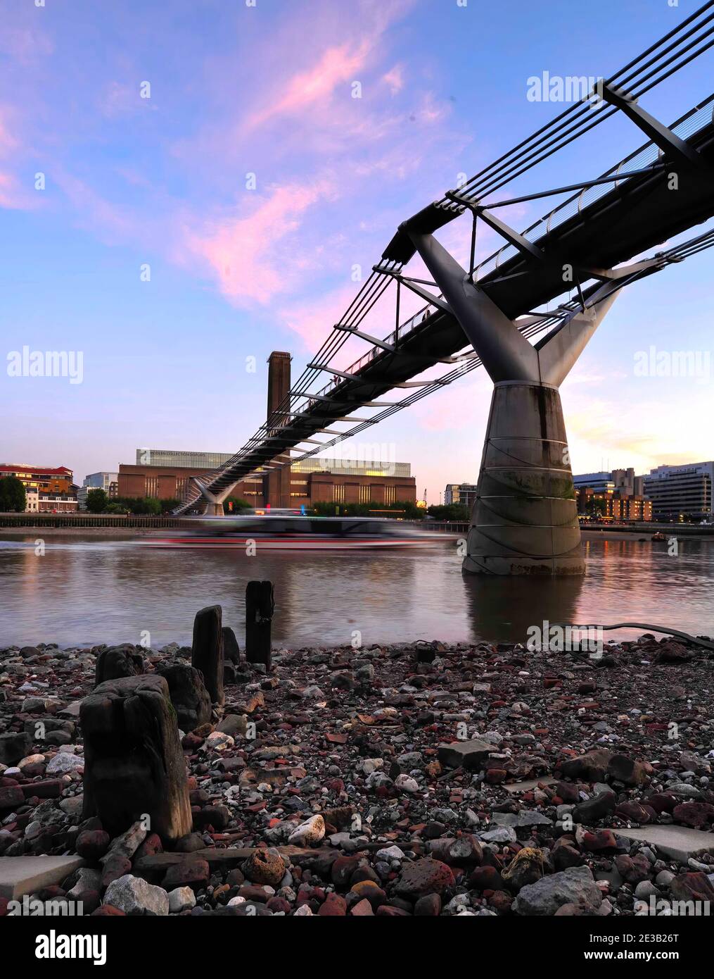 LONDRA, UK - 23 MAGGIO 2009: Low Tide sul Tamigi sotto il ponte pedonale Millennium con la galleria Tate Modern sullo sfondo Foto Stock