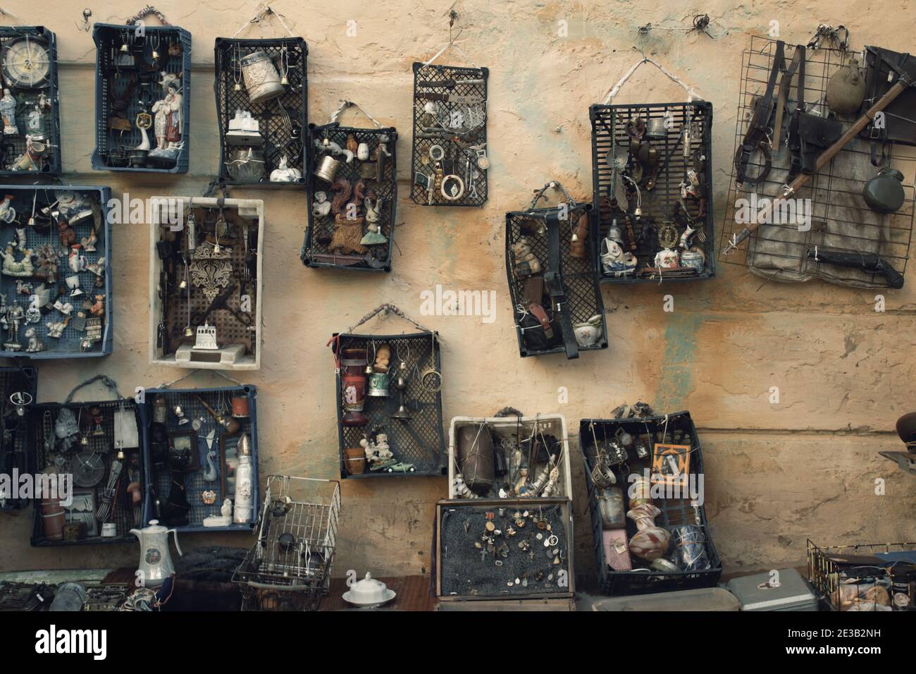 Lviv, Ucraina - 02 gennaio 2021. Muro invecchiato con diversi oggetti d'antiquariato sul mercato delle pulci Vernisazh con bambole, giocattoli e cose d'epoca. Memorandum da collezione Foto Stock