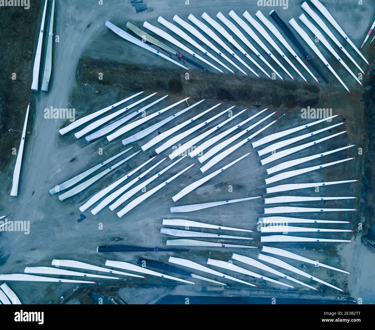 Pale per turbine eoliche immagazzinate fuori di una fabbrica in attesa di spedizione. Foto Stock