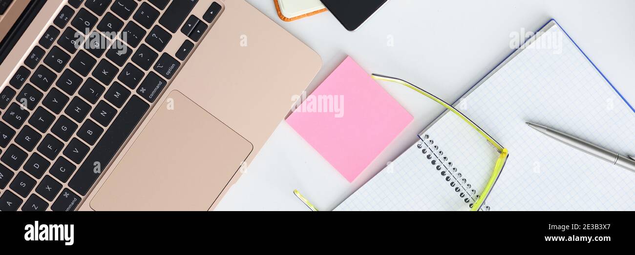 Sul tavolo gli occhiali per smartphone laptop penna e blocco note. Foto Stock