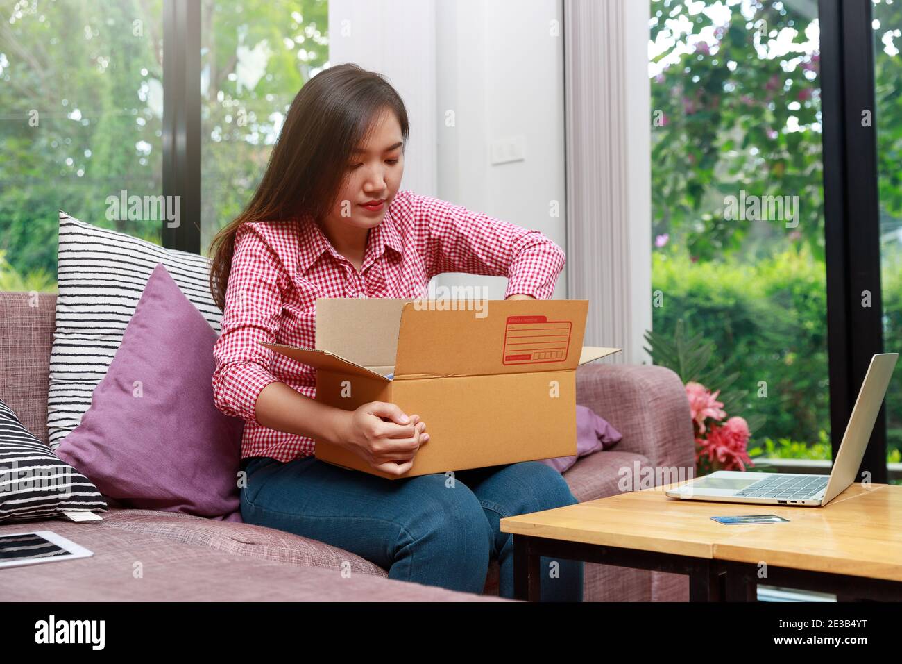 Venditore preparare per l'invio di merce al cliente dopo il controllo dell'ordine. Foto Stock