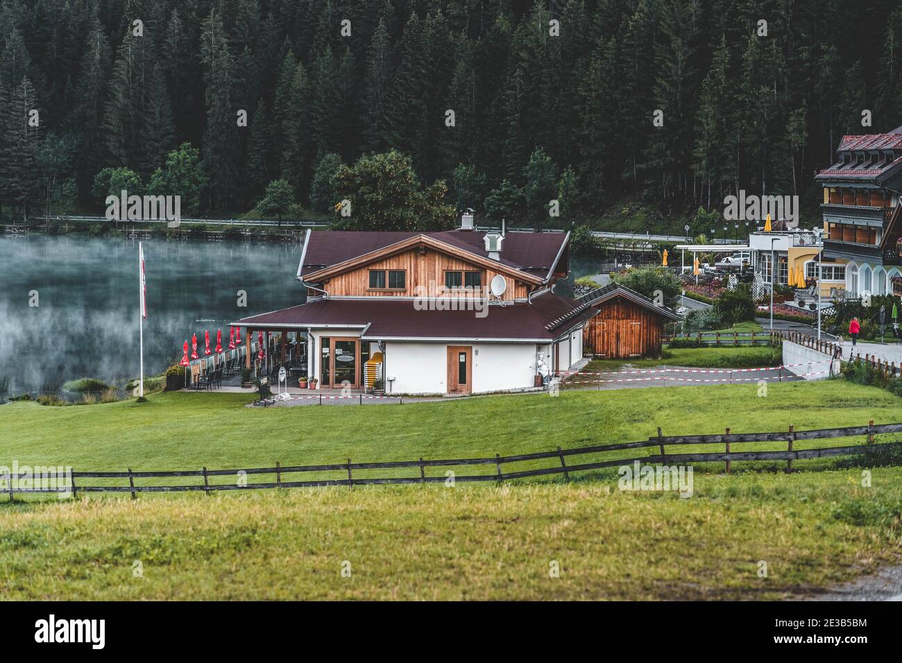 Tipico ristorante in cabina di legno sul lago Haldensee in Austria Foto Stock