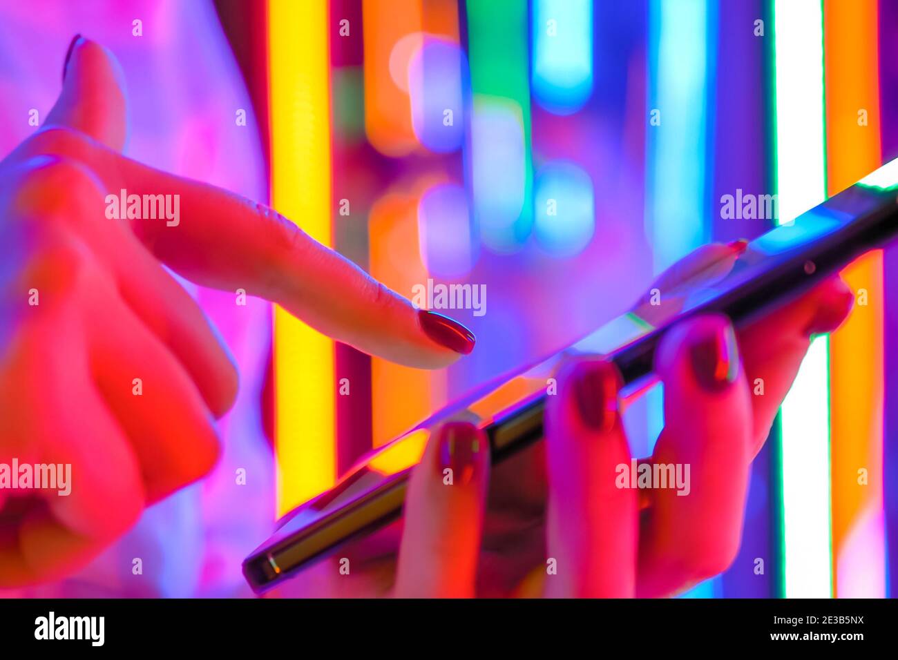 Donna che usa lo smartphone durante la mostra interattiva - vista ravvicinata Foto Stock