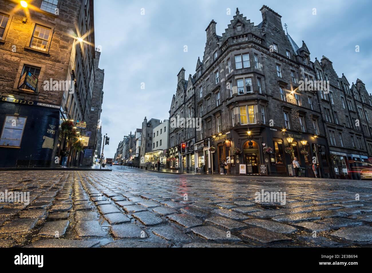 Vista dal basso del Royal Mile, Edimburgo, Scozia, dove High Street incontra Jeffrey Street e St Mary's Street in cima a Canongate. Foto Stock