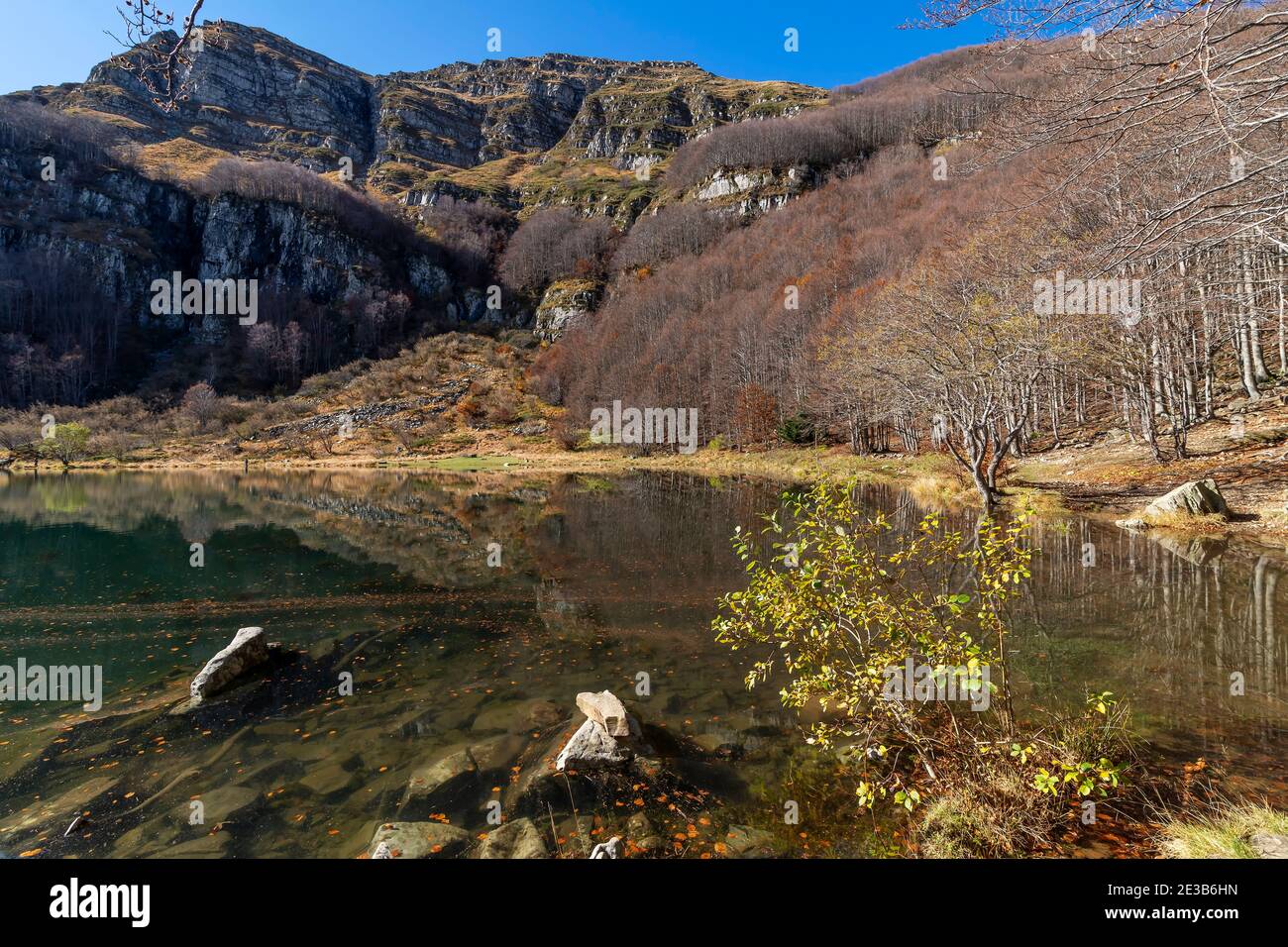 Splendida vista sul lago di Santo Modenese in una soleggiata giornata invernale, Pievepelago, Italia Foto Stock